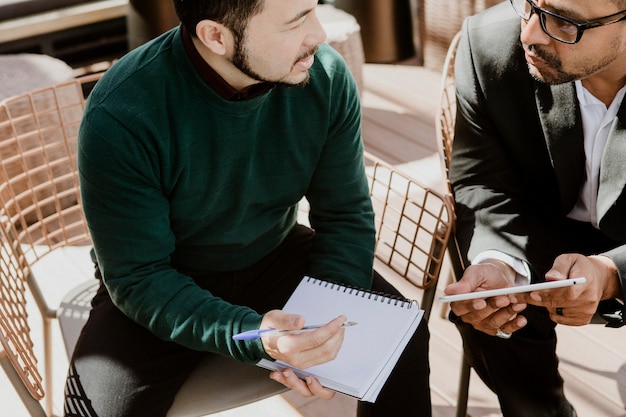 Geschäftspartner, die ein Tablet zur Diskussion verwenden