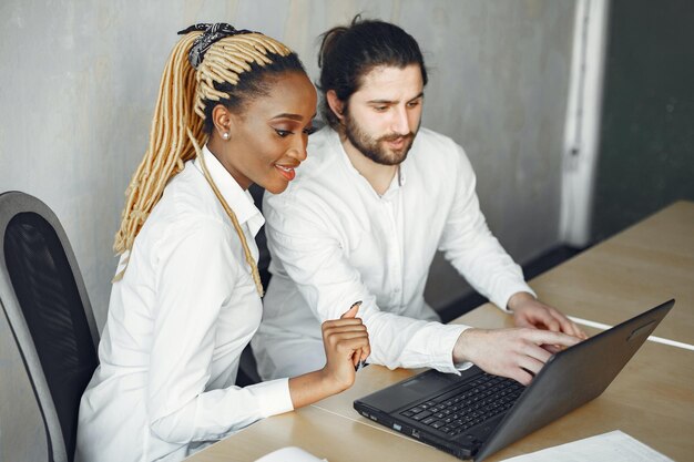 Foto geschäftspartner, die im büro arbeiten