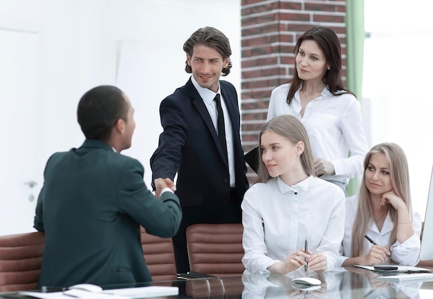 Geschäftspartner führen einen Workshop im Büro durch