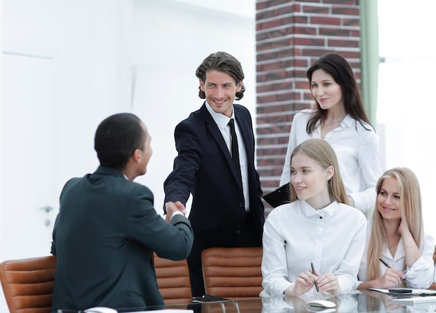 Geschäftspartner führen einen Workshop im Büro durch