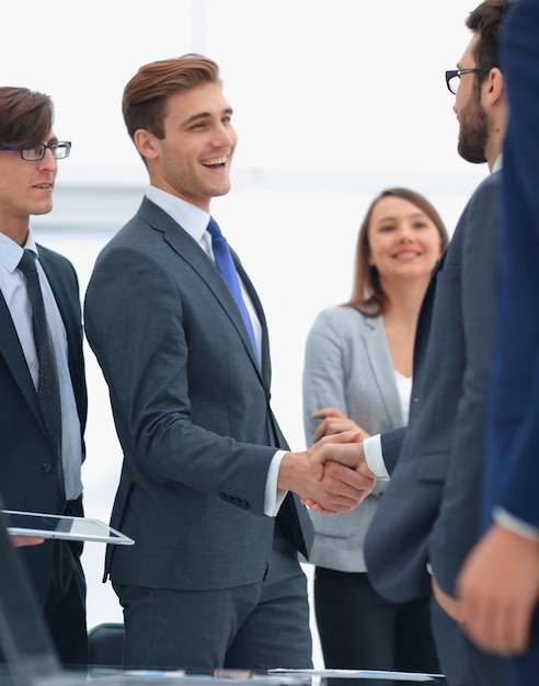 Geschäftspartner geben sich im Büro die Hand