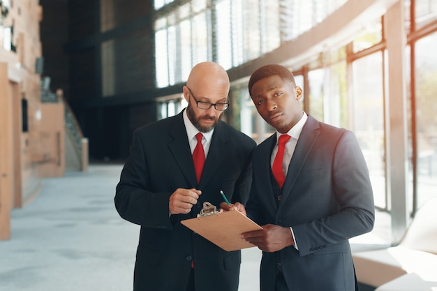 Geschäftspartner in einem modernen Büro