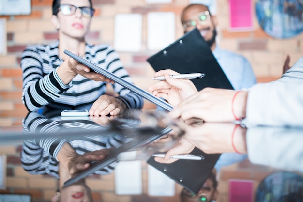 Geschäftspartner liest Vertragsbedingungen bei Besprechung