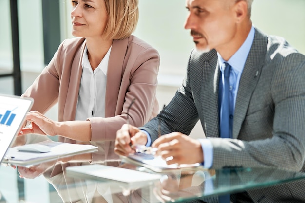 Geschäftspartner sitzen am Schreibtisch