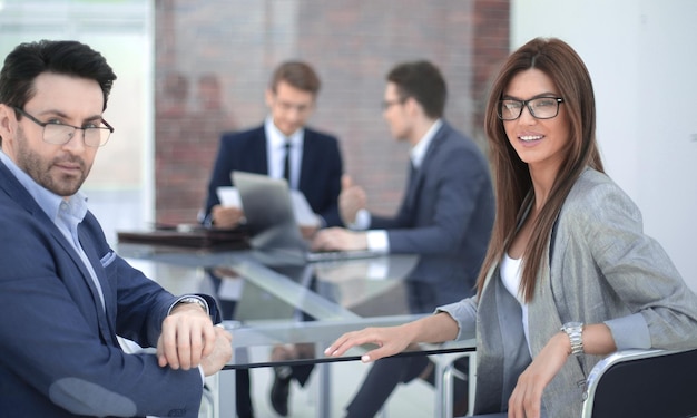 Geschäftspartner sitzen im Büro Deskphoto mit Kopierbereich