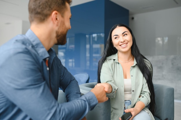 Geschäftspartner treffen sich in der Bürolobby