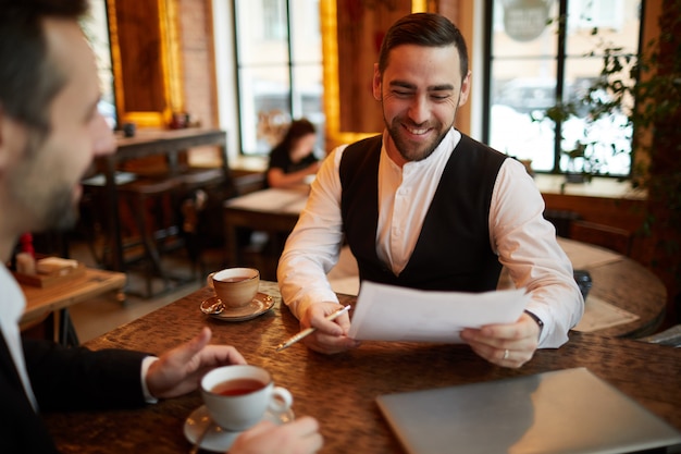 Geschäftspartner verhandeln Deal im Restaurant