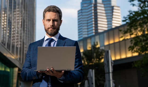 Geschäftsperson, die online auf einem Computer außerhalb der Bürokommunikation kommuniziert