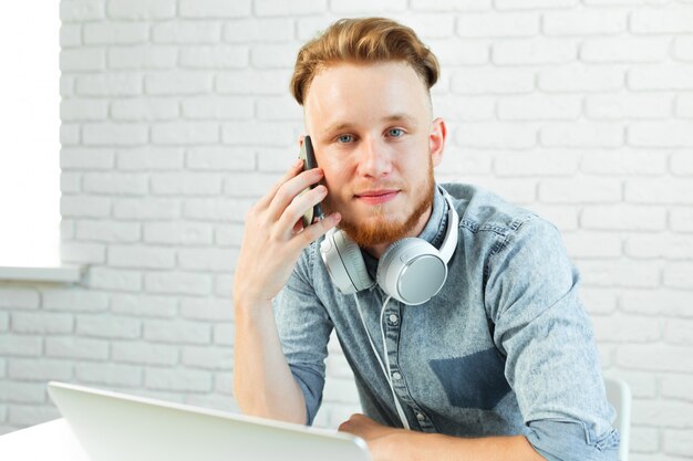 Geschäftsperson, die von zu Hause aus arbeitet