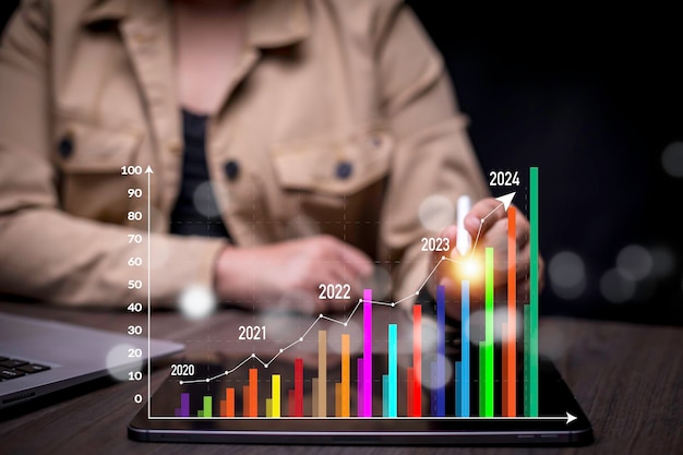 Geschäftsplanung und frohes neues Jahr 2024 mit Diagrammdiagramm Analytischer Geschäftsmann Planung Geschäftswachstum 2024 Strategie digitales Marketing Planung Herausforderung Strategie Geschäft im Jahr 2024 Konzept