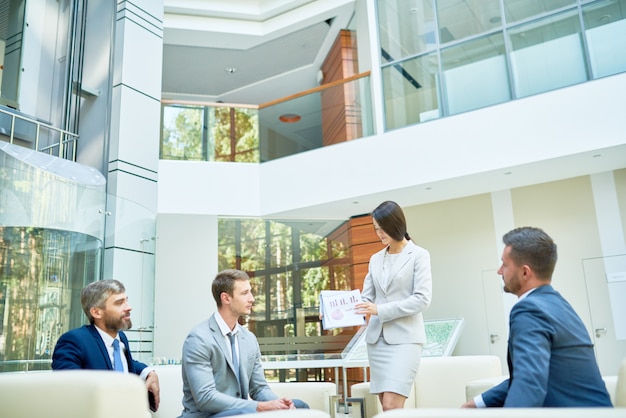 Geschäftspräsentation im modernen Büro