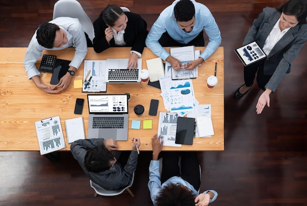 Geschäftspräsentation von oben mit Datenanalyse-Dashboard auf dem Fernsehbildschirm im modernen Besprechungsraum. Geschäftsleute beim Brainstorming oder bei der gemeinsamen Planung der Geschäftsmarketingstrategie Concord