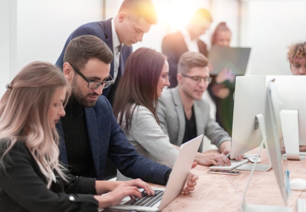 Geschäftsteam am Arbeitsplatz im Büro. Büro wochentags