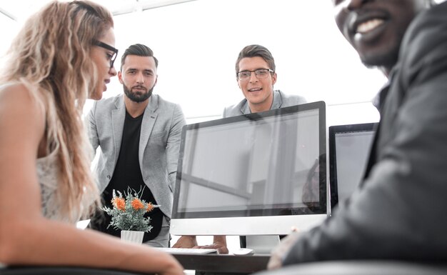 Geschäftsteam am Arbeitsplatzdas Konzept der Teamarbeit