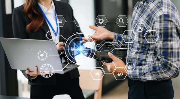 Geschäftsteam arbeitet an einem virtuellen modernen Smartphone, um die CO2-Emissionen zu reduzieren, den Kohlenstoff-Fußabdruck zu verringern, Klimawandel, um die globale Erwärmung zu begrenzen, nachhaltige Entwicklung und grünes Geschäftskonzept bei officexAxA