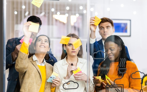 Foto geschäftsteam arbeitet in einem start-up-büro