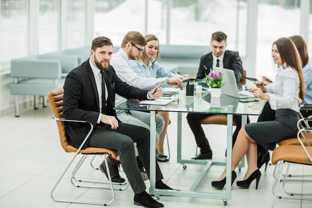 Geschäftsteam arbeitet mit Finanzberichten am Arbeitsplatz