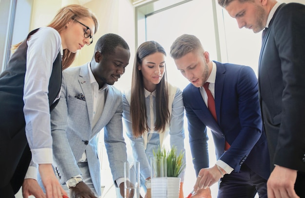 Geschäftsteam bespricht gemeinsam Geschäftspläne im Büro