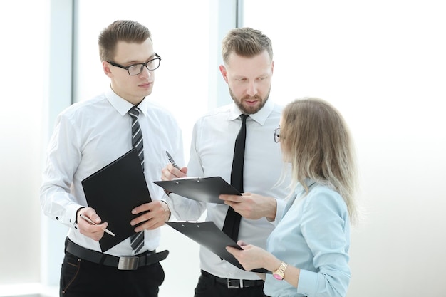 Geschäftsteam bespricht Geschäftsdokumente, die im Büro stehen