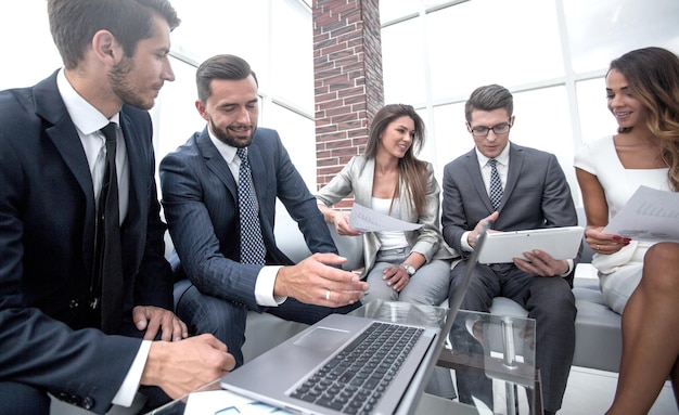 Geschäftsteam, das Finanzdokumente das Konzept der Teamarbeit bespricht