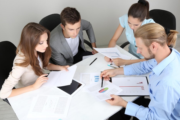 Geschäftsteam, das gemeinsam im Büro an seinem Projekt arbeitet