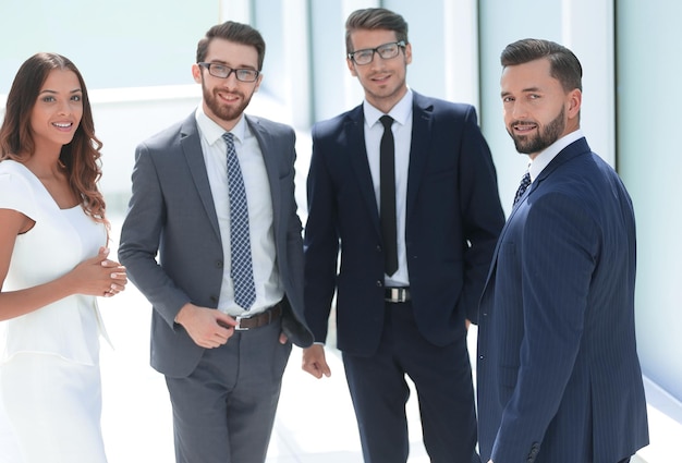 Geschäftsteam, das im Büro steht