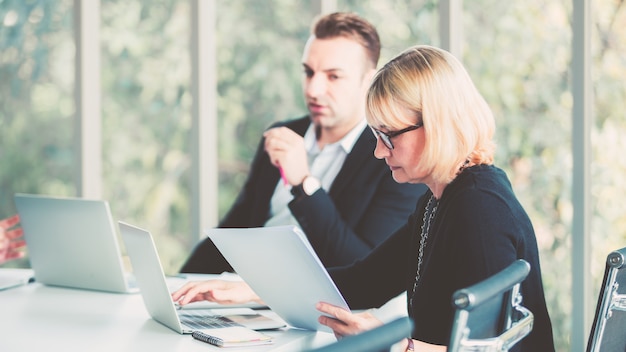 Geschäftsteam, das im modernen Büro arbeitet