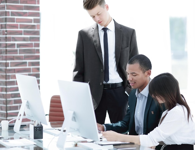 Geschäftsteam, das mit Dokumenten in einem modernen Büro arbeitet