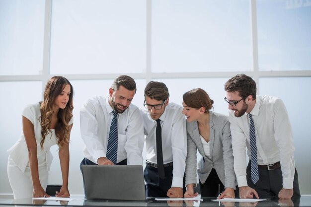 Geschäftsteam, das neben dem Desktopphoto mit Kopienraum steht