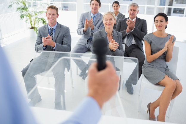 Foto geschäftsteam, das während der konferenz applaudiert