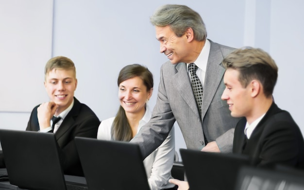 Geschäftsteam, das zusammen am Laptop im Büro arbeitet