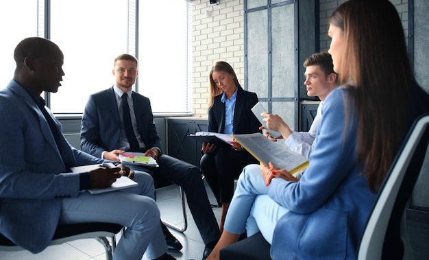 Geschäftsteam, das zusammen Geschäftspläne im Büro bespricht