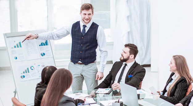 Geschäftsteam diskutiert die Präsentation eines neuen Finanzprojekts an einem Arbeitsplatz im Büro