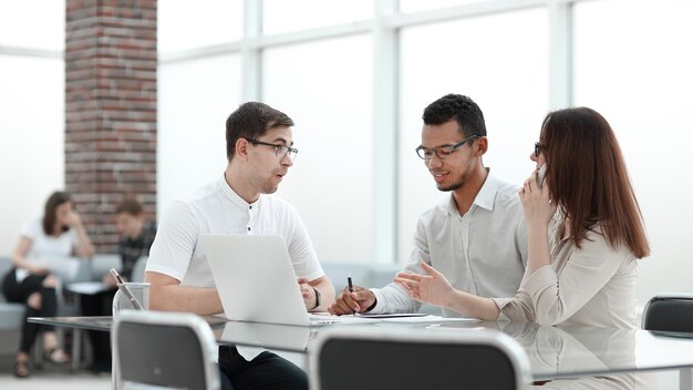 Geschäftsteam diskutiert Ideen für eine neue Präsentation. Büro wochentags