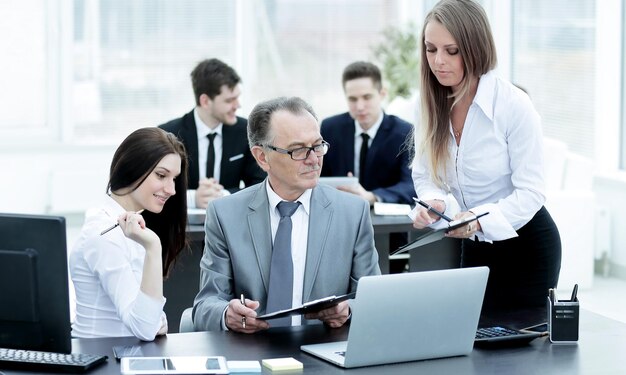 Geschäftsteam diskutiert mit dem Leiter der Finanzdaten