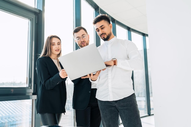 Geschäftsteam mit Laptop im Büro