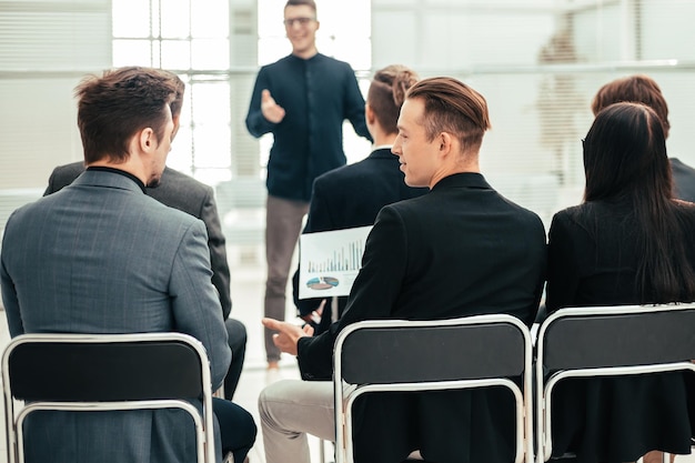 Geschäftsteam sitzt in einem Konferenzraum