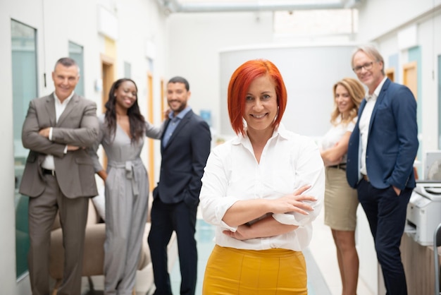 Geschäftsteam von Männern und Frauen in einem Büro mit ihrem Lider