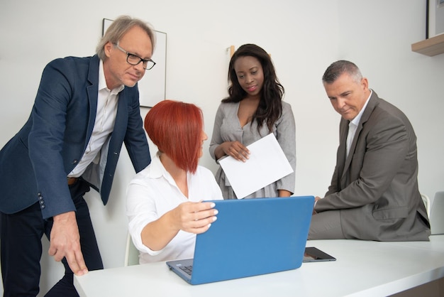 Geschäftsteam von Männern und Frauen in einem Büro