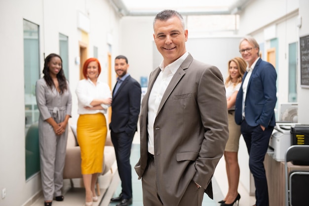 Geschäftsteam von Männern und Frauen in einem Büro