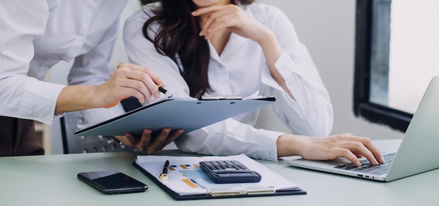 Geschäftsteam vorhanden Foto professioneller Investor, der an einem neuen Startup-Projekt arbeitet FinanzmeetingDigital Tablet Laptop Computer Smartphone mit Tastatur-Docking-Bildschirm Vordergrundfilter