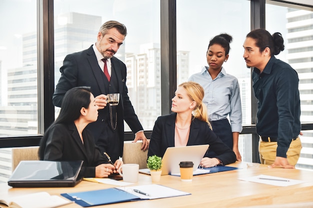 Geschäftsteambesprechung im Büroteamarbeit, das Marketingprojekt plant