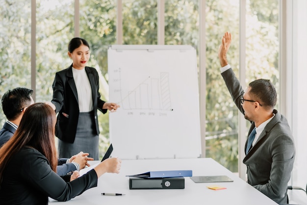 Geschäftsteamsitzung im Konferenzsaal im modernen Büro