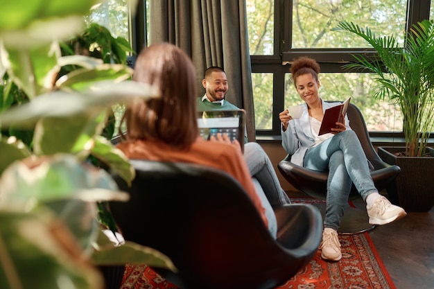 Geschäftsteamtreffen junger Leute im umweltfreundlichen Coworking Space