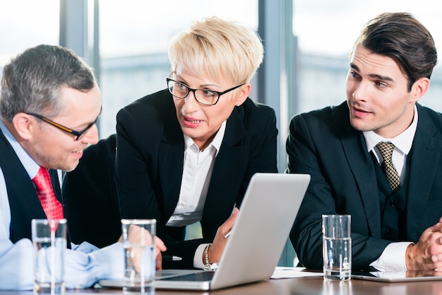 Geschäftstreffen im Büro, Leute, die mit Dokument arbeiten