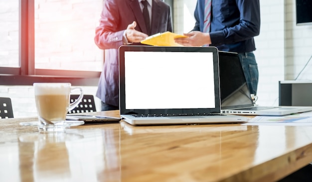 Geschäftstreffen im Büro mit Sonnenlicht