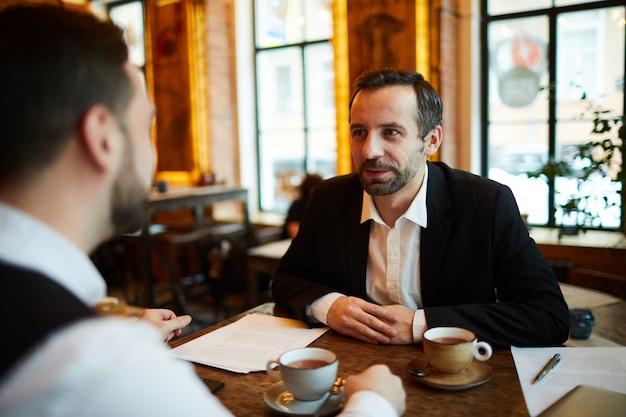 Geschäftstreffen im Cafe