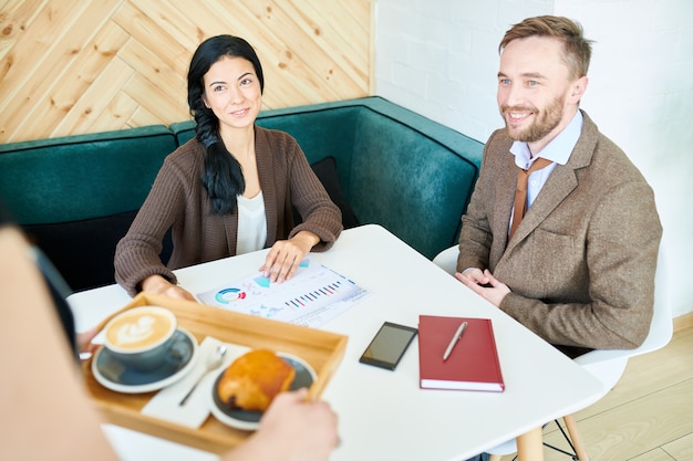 Geschäftstreffen im Cafe