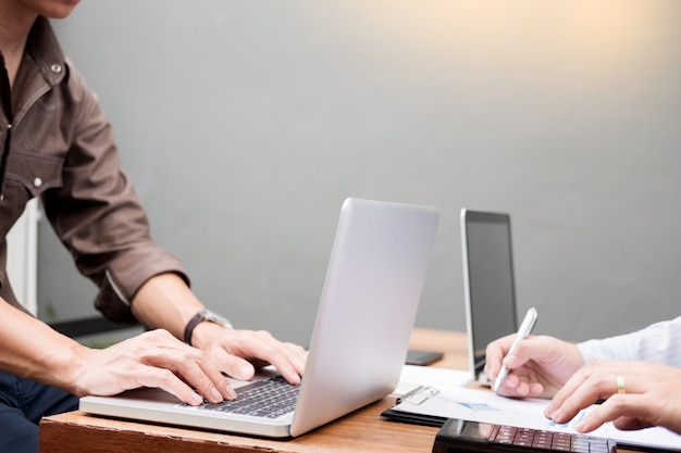 Geschäftstreffen im Freien. dokumente konto manager crew arbeiten mit neuem startup Projekt Idee Präsentation, analysieren Marketingpläne