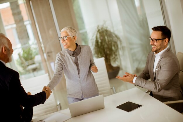 Geschäftstreffen im modernen Büro